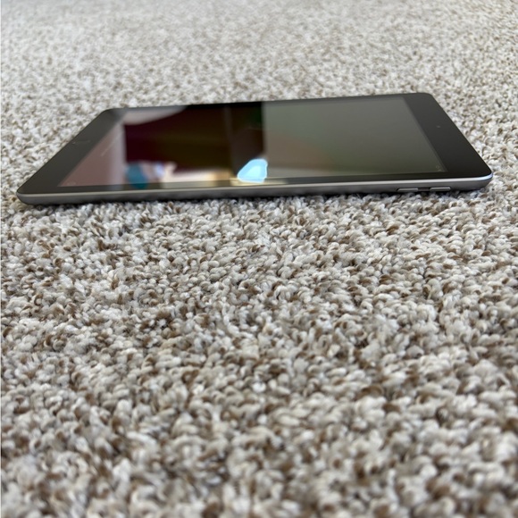 Like New Apple 6th Generation 32GB iPad With NO FLAWS & Charging Bank With Cord! - Picture 2 of 12